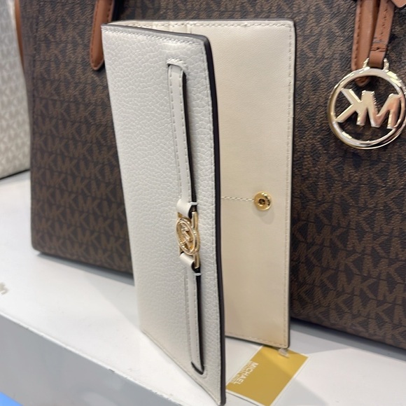 Michael Kors Reed Large Bifold Pebbled Leather Snap Wallet Card
Light Cream
NWT - Picture 14 of 16